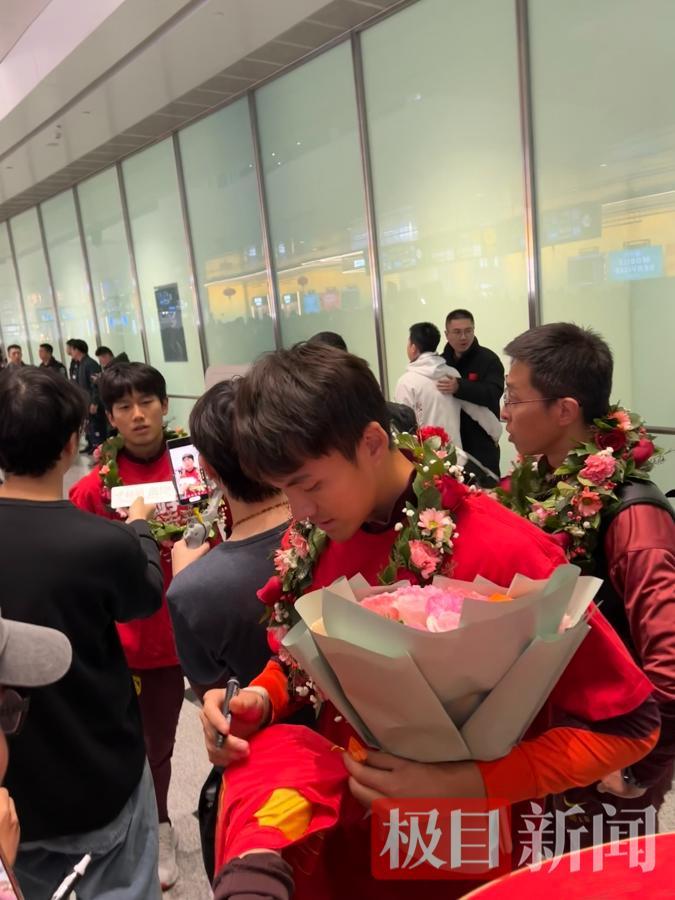 开云入口-U23国足队员抵达大兴机场欢呼声此起彼伏,“中国队加油”响彻机场大厅,门将李昊:非常感谢所有球迷