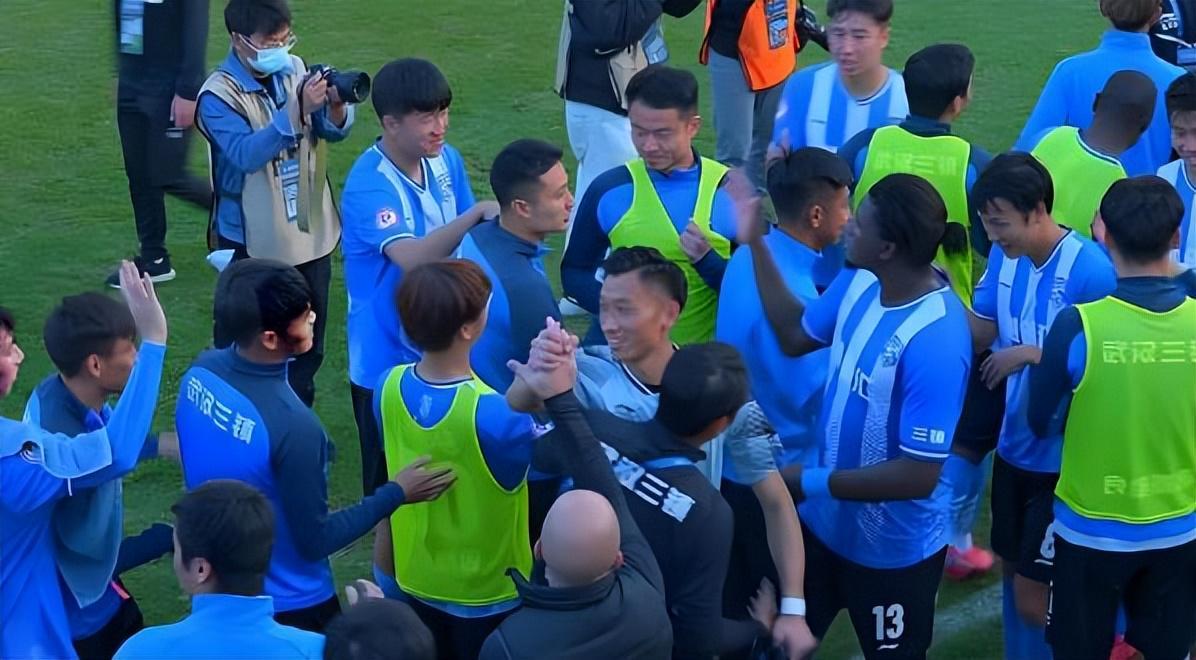 kaiyun-贺惯刚正式加盟武汉三镇，就火线迎来新中卫搭档，曾是喀麦隆国脚